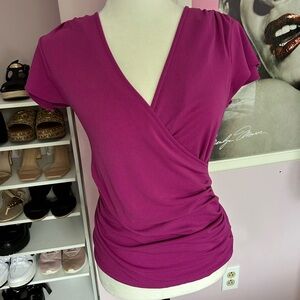 💖Purple wrap top with a round neckline and short sleeves